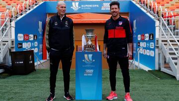 Zidane y Simeone, junto al trofeo de la Supercopa en el estadio Rey Abdullah de Yeda.