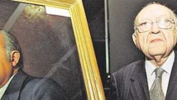 <b>UN SER MUY QUERIDO. </b>Manuel Meler, don Manuel para el españolismo, posaba hace unos años así junto a un retraro de su exitosa época como presidente del Espanyol.