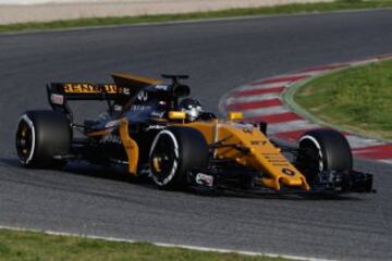 Nico Hulkenberg tomando una curva en su Renault RS17.