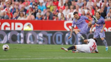 Acuña realizó una dura entrada sobre Ceballos por la que vio la tarjeta roja.