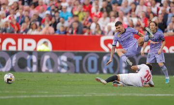 Acuña realizó una dura entrada sobre Ceballos por la que vio la tarjeta roja.