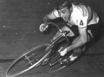 En 1956 Miguel Poblet se erigi¨® en el primer espa?ol que ganaba etapas en las tres grandes rondas (cuatro en el Giro, una en el Tour y tres en la Vuelta), y tambi¨¦n en el primero del mundo que lo hac¨ªa en la misma temporada. S¨®lo los italianos Pierino Baffi (1958) y Alessandro Petacchi (2003) le han emulado despu¨¦s.