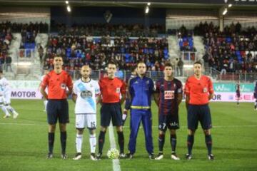 El árbitro Eduardo Prieto Iglesias acompañado por los asistentes Francisco Javier García Sabuco y Joan Méndez Mateo, el cuarto árbitro Héctor Juan Bustos y los capitanes Laure y Capa.