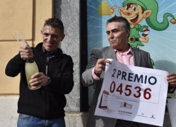 Los responsables de una administración de lotería de Palma de Mallorca celebran tras averiguar que han vendido el segundo premio del sorteo de Navidad, el número 04.536, premiado con 1.125.000 Euros a la serie. 