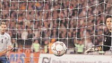 <b>GOLEADOR. </b>Kezman, cuando el partido no había hecho más que comenzar, dio la clasificación a los serbios.