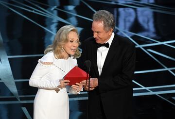 Bonnie and Clyde o, lo que es lo mismo, Faye Dunaway y Warren Beaty fueron los encargados de anunciar el ganador al Oscar a Mejor pelcula en 2017. Por resumir: nombraron a La La Land como ganadora pero mientras Damien Chazelle daba su discurso de agradecimiento, el productor de la cinta, Jordan Horowitz, dijo "El Oscar no es para nosotros, es para 'Moonlight'". Las caras de incredulidad, el caos cuando los verdaderos ganadores subieron al escenario y todo lo dems, ya es historia.