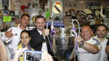 Mijatovic levanta orgulloso la réplica de la Séptima junto a Toñín el Torero.