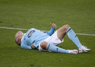 Iago Aspas doli¨¦ndose en el c¨¦sped.