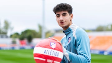 Rayane Belaid posa para AS.