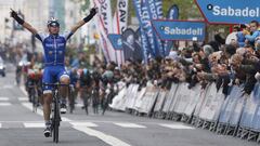 GRA448. SAN SEBASTIAN, 05/04/2014.- El corredor espa&ntilde;ol David de la Cruz (Quick-Step Floors) se impone en la tercera etapa de la 57 Vuelta al Pa&iacute;s Vasco, con un recorrido de 160,5 kms. entre Vitoria y San Sebasti&aacute;n, victoria con la que consigue el liderato de la carrera vasca. EFE/Javier Etxezarreta.