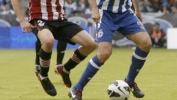 Valerón tiene la pelota ante la presión de Ander Herrera.