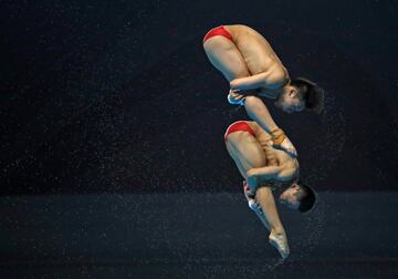 Plataforma sincronizada para hombres de 10 m, final - Centro acuático GBK, Yakarta, Indonesia - 29 de agosto de 2018 - Chen Aisen y Yang Hao de China en acción.