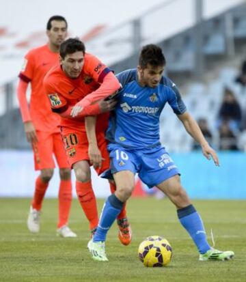 Lionel Messi con Pablo Sarabia.