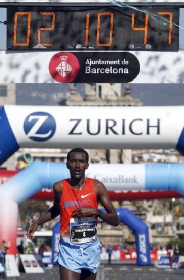 El corredor etíope Getachew Abayu, con un registro de 2h.10:45, se impone en la trigésimo cuarta edición del Maratón de Barcelona, en la que participan 17.830 atletas de 87 países, lo que la sitúa entre las cinco 'grandes' de Europa, Maratón de Barcelona. 
