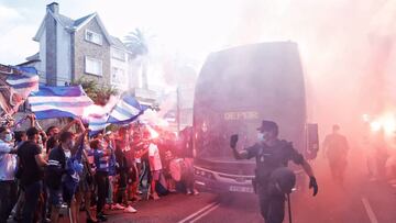La afición del Deportivo recibiendo al equipo antes del partido suspendido con el Fuenlabrada.