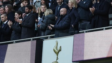 Daniel Levy, presidente del Tottenha, aplaude en el palco durante un partido.