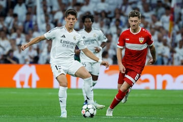 MADRID, 17/09/2024.- El delantero turco del Real Madrid, Arda Guler (i), golpea el balón ante el centrocampista del Vfb Stuttgart, Angelo Stiller, durante el encuentro correspondiente a la primera jornada de la Liga de Campeones que Real Madrid y Vfb Stuttgart disputan hoy martes en el estadio Santiago Bernabéu, en Madrid. EFE / Juanjo Martín.
