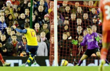 El Arsenal de Alexis Sánchez resignó un empate ante Liverpool en el último minuto de juego. 