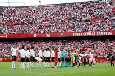Formación de los equipos al principio del partido.