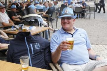 Los ingleses esperan la hora del partido disfrutando de las terrazas de la Plaza Mayor.