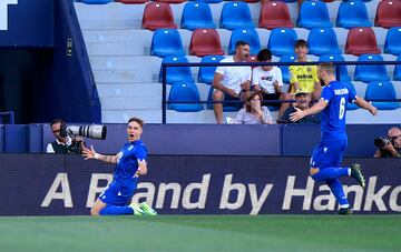0-1. Michal Skoras celebra el gol que anota al conjunto amarillo.