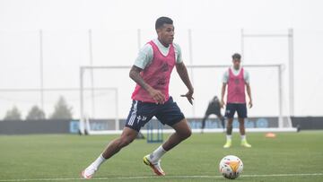 Jeison Murillo, con el bal&oacute;n, ante la mirada de Franco Cervi en el primer entrenamiento del central colombiano tras su regreso al Celta.