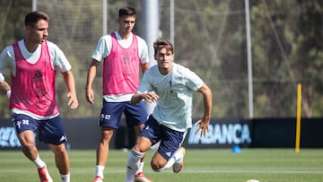 Denis Suárez persigue el balón durante un entrenamiento del Celta en la ciudad deportiva del club celeste.