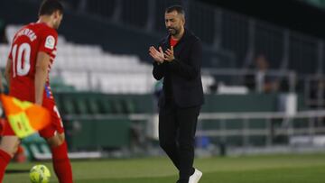 Diego Mart&iacute;nez durante el partido ante el Betis.