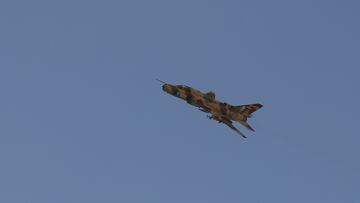 A Houthi-operated fighter jet flies, as Houthi supporters rally to commemorate ten Houthi fighters killed by the U.S. Navy in the Red Sea, in Sanaa, Yemen January 5, 2024. REUTERS/Khaled Abdullah