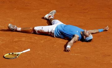 El suizo comenzaba a sufrir pesadillas en Montecarlo. Federer ca¨ªa por tercer a?o seguido ante Nadal, que le remont¨® un 4-0 en el segundo set para acabar llev¨¢ndose el trofeo por un doble 7-5. Nunca nadie hab¨ªa conquistado cuatro veces la arena del precioso club con vistas sobre el Mediterr¨¢neo.