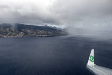 Vista general desde un avión sobre el Atlántico del Aeropuerto Internacional de Madeira que a partir del próximo día 29 de marzo llevará el nombre de Cristiano Ronaldo.