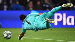 El arquero tico ataj&oacute; su primer penal vistiendo los colores del PSG y salv&oacute; al cuadro parisino en su duelo ante Brujas en Champions League.