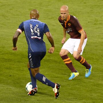 Thierry Henry fue capitán contra la Roma.