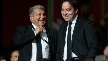 MADRID, 26/04/2023.- El presidente del Barcelona, Joan Laporta (i) y el del Rayo Vallecano, Raúl Martín Presa en el palco momentos antes del partido correspondiente a la Jornada 31 de LaLiga que disputan Rayo Vallecano y FC Barcelona este miércoles en el Estadio de Vallecas, en Madrid. EFE/ Rodrigo Jiménez
