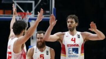 Sergio Llull, Sergio Rodríguez y Pau Gasol celebran la medalla de oro.