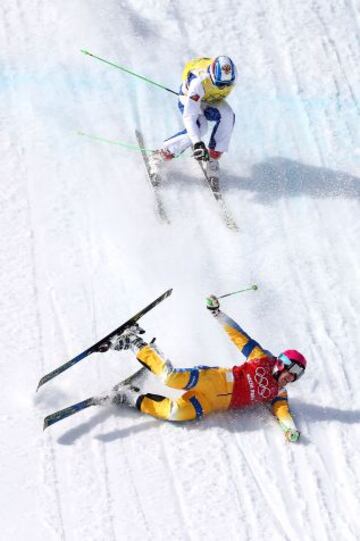 Victor Oehling Norberg de Suecia se estrella contra la nieve, seguido de Egor Korotkov de Rusia durante los Juegos Olímpicos de invierno en Sochi