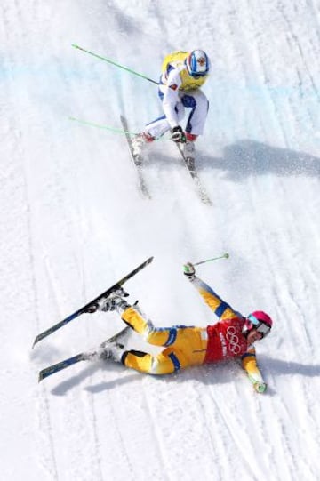 Victor Oehling Norberg de Suecia se estrella contra la nieve, seguido de Egor Korotkov de Rusia durante los Juegos Olímpicos de invierno en Sochi