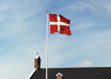 La bandera danesa es llamada Dannebrog y significa "la bandera de los daneses" o "la bandera roja". Aunque es difícil asegurar las fechas exactas, la tradición danesa asegura que el primer lugar donde apareció es en un texto neerlandés del siglo XIV. Por otro lado, se relata de su nacimiento en un escrito de Dinamarca cien años después, en 1478.