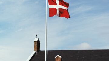 La bandera danesa es llamada Dannebrog y significa "la bandera de los daneses" o "la bandera roja". Aunque es difícil asegurar las fechas exactas, la tradición danesa asegura que el primer lugar donde apareció es en un texto neerlandés del siglo XIV. Por otro lado, se relata de su nacimiento en un escrito de Dinamarca cien años después, en 1478.