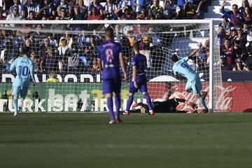 Luis Suárez marca el 0-1.