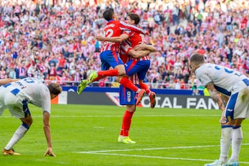 Giuliano y Julián Alvarez celebran el gol con Sorloth.