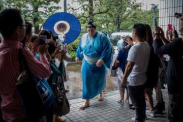 Muchos admiradores toman fotografías de uno de los luchadores que compiten en el torneo a su llegada al recinto.