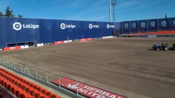 Cambio de césped en el Cerro del Espino.