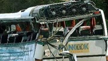 <b>JUEGOS PARALÍMPICOS. </b>Estado en que ha quedado el autobús accidentado en el que viajaban los escolares.