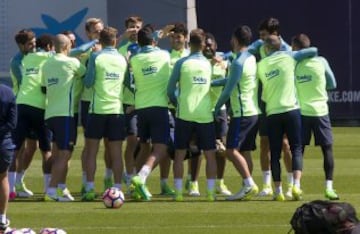 Pasillo de collejas para Messi.