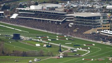 Cheltenham vibra con su festival de carreras de caballos