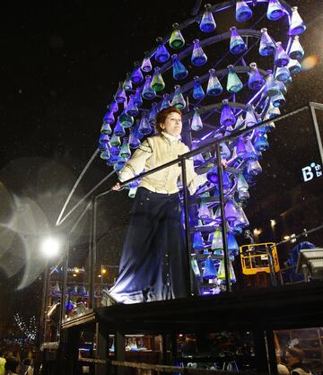 Miles de niños participan en la cabalgata de los Reyes Magos de Madrid, que este año ofrece un homenaje especial al mundo de los inventores.