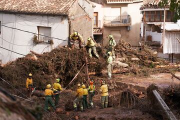 Los trabajadores de emergencia limpian los escombros después de que las fuertes lluvias azotaran la región el 30 de octubre de 2024 en Letur, provincia de Albacete, España.