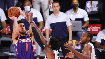 LAKE BUENA VISTA, FLORIDA - AUGUST 04: Devin Booker #1 of the Phoenix Suns shoots the game winning basket over Paul George #13 of the LA Clippers at The Arena at ESPN Wide World Of Sports Complex on August 04, 2020 in Lake Buena Vista, Florida. NOTE TO USER: User expressly acknowledges and agrees that, by downloading and or using this photograph, User is consenting to the terms and conditions of the Getty Images License Agreement. Kevin C. Cox/Getty Images/AFP
== FOR NEWSPAPERS, INTERNET, TELCOS & TELEVISION USE ONLY ==
