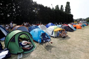 Los asistentes acampan ordenadamente para asistir al torneo los primeros.